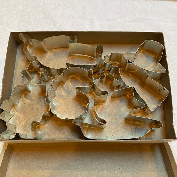 Vintage Pilgrim Cookie Cutters. (7) - Picture 2 of 4